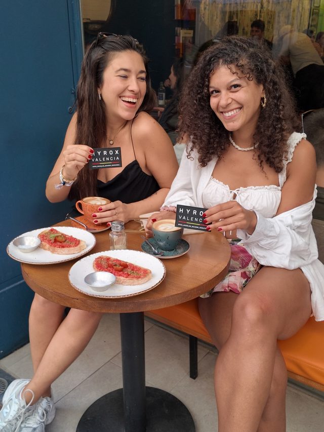 English version ⬇️ 
☕💪 Después del esfuerzo… llega el mejor momento: el del café.
 Estas dos campeonas vinieron a recargar energías tras HYROX Valencia, y no hay mejor manera que con nuestras tostadas con tomate y un buen café de especialidad.
En Doux Amer creemos que cada logro merece una pausa, una sonrisa y una taza que celebre el camino recorrido.
✨ Brindamos por el deporte, la pasión y los pequeños placeres del día a día.
📍 Doux Amer, Centro & Cabanyal
———————————
🇬🇧
☕💪 After the effort… comes the best part: coffee time.
 These two champions stopped by to recharge after HYROX Valencia, and there’s no better way than with our tomato toast and a cup of specialty coffee.
At Doux Amer, we believe every achievement deserves a pause, a smile, and a cup that celebrates the journey.
✨ Here’s to sport, passion, and the small joys of everyday life.
📍 Doux Amer, Center & Cabanyal