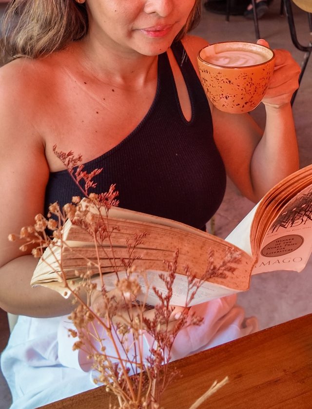 English version ⬇️ 
📖☕ A veces, la mejor conversación está entre las páginas de un libro.
 Un sorbo de café, un párrafo más… y el mundo se detiene un instante.
En Doux-Amer, creemos que el tiempo bien disfrutado también alimenta el alma.
 🐾 Ven, elige tu rincón y déjate llevar por el aroma y la calma.
📍 Doux-Amer Café, Centro & Cabanyal
#DouxAmer #CaféDeEspecialidad #ValenciaCoffee #CoffeeLovers #DogFriendly #MomentoDouxAmer #LecturaYCafé #CozyVibes #BrunchValencia #CaféConEncanto #SlowLife
———————
🇬🇧
📖☕ Sometimes, the best conversation lives between the pages of a book.
 A sip of coffee, one more paragraph… and the world stands still for a moment.
At Doux-Amer, we believe that slowing down is also a way to feed the soul.
 🐾 Find your corner, breathe, and let the aroma do the rest.
📍 Doux-Amer Café, Center & Cabanyal
#DouxAmer #SpecialtyCoffee #ValenciaCafe #CoffeeCulture #DogFriendlyCafe #BookAndCoffee #CozyMornings #BrunchTime #CoffeeMoments #SlowLiving #ValenciaVibes