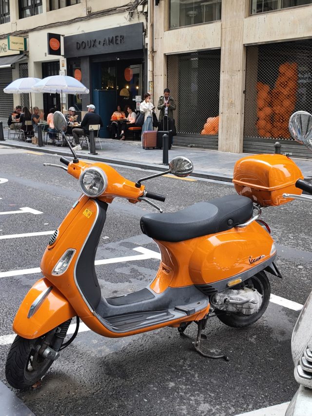 🧡🏍️ Hay lugares que no se buscan…
 se encuentran en el camino.
Una moto naranja, el ruido de la ciudad
 y un refugio que huele a café recién hecho.
En Doux-Amer, frenas el ritmo sin apagar el motor.
 Aquí, cada parada cuenta.
📍 Doux-Amer Café / Centro y Cabanyal
#DouxAmer #ValenciaCafe #CoffeeStop CoffeeLovers CaféConEncanto MomentoDouxAmer LifeStyleValencia RutaConEncanto CoffeeBreak SlowLifeUrban
———————
🇬🇧
🧡🏍️ Some places aren’t meant to be searched for…
 you find them along the way.
An orange bike, the sound of the city,
 and a refuge that smells like freshly brewed coffee.
At Doux-Amer, you slow down without switching off.
 Every stop matters.
📍 Doux-Amer Café / Center and Cabañal
DouxAmer ValenciaCafe CoffeeStop UrbanCoffee CoffeeLovers SlowLiving CityVibes ValenciaVibes