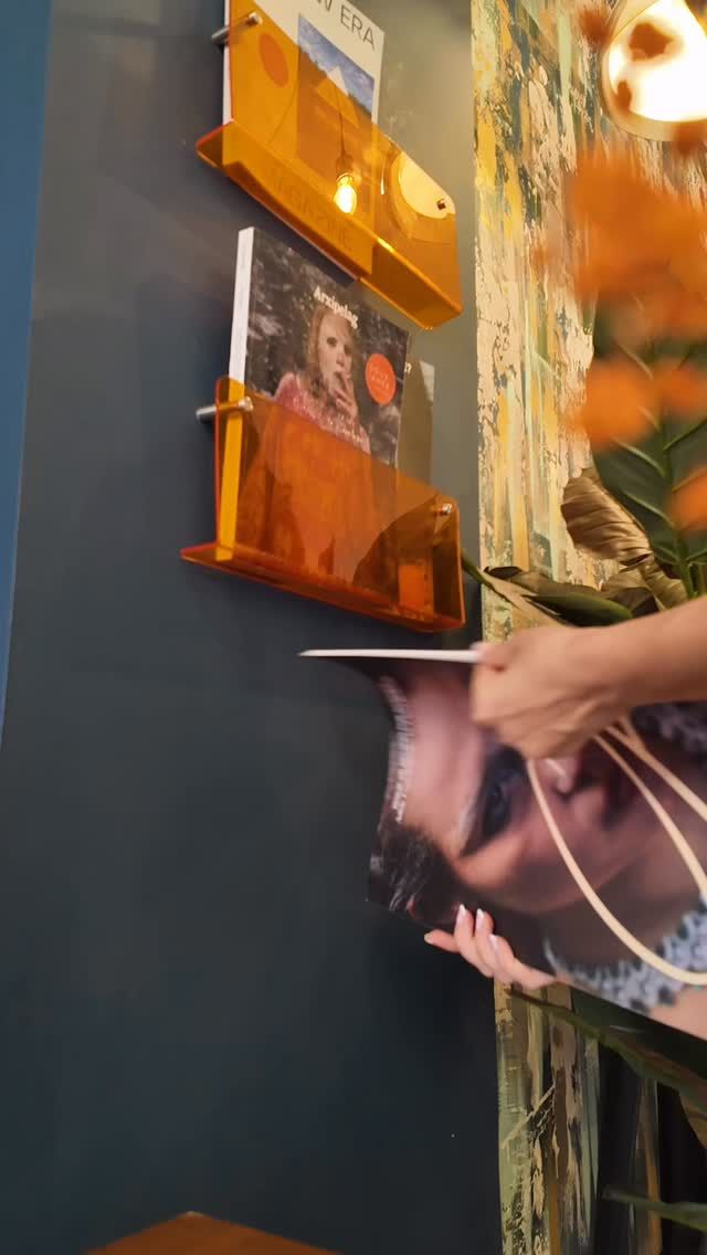 English version ⬇️ 

📖☕ Aquí, cada pausa es una historia esperando ser leída.
Revistas para perderte, café para encontrarte.
 En Doux-Amer, las mañanas también tienen páginas.
📍 Doux-Amer Café / Centro y Cabanyal
#DouxAmer #CaféConHistorias #ValenciaCafe CoffeeAndBooks MomentosDouxAmer SlowLife CozyReading LifestyleCafe NavidadConCalma
———————
🇬🇧
📖☕ Here, every pause is a story waiting to be read.
Magazines to get lost in, coffee to find yourself again.
 At Doux-Amer, mornings also have pages.
📍 Doux-Amer Café / Center and Cabañal
DouxAmer CoffeeAndStories ValenciaCafe CoffeeCulture CozyMoments SlowLiving