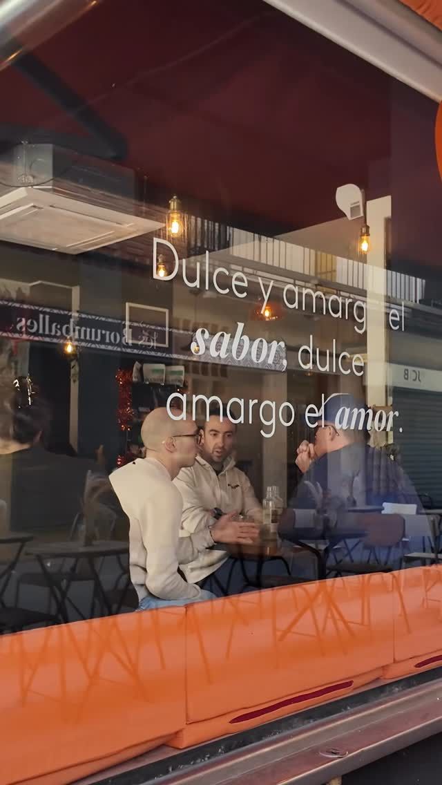 De fuera hacia dentro.
Como todo lo que importa.
Dulce y amargo el sabor.
Dulce y amargo el amor.
Un recorrido que termina donde empiezan los momentos.
📍 Doux-Amer Café / Centro y Cabañal
#DouxAmer #IdentidadDeMarca #CafeConAlma #CafeVibes #CozySeason SlowLifeStyle