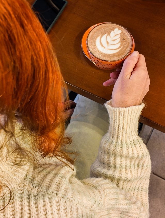 A veces no hace falta verlo todo para saber que es especial.
Un gesto, el calor entre las manos y un sabor intenso que reconforta.
Chocolate 70% de origen puro Nicaragua.
 Fino, profundo y perfecto para los días fríos.
📍 Doux-Amer Café / Centro y Cabañal
#DouxAmer #ChocolateCaliente #ChocolateLovers #WinterMood #CozySeason