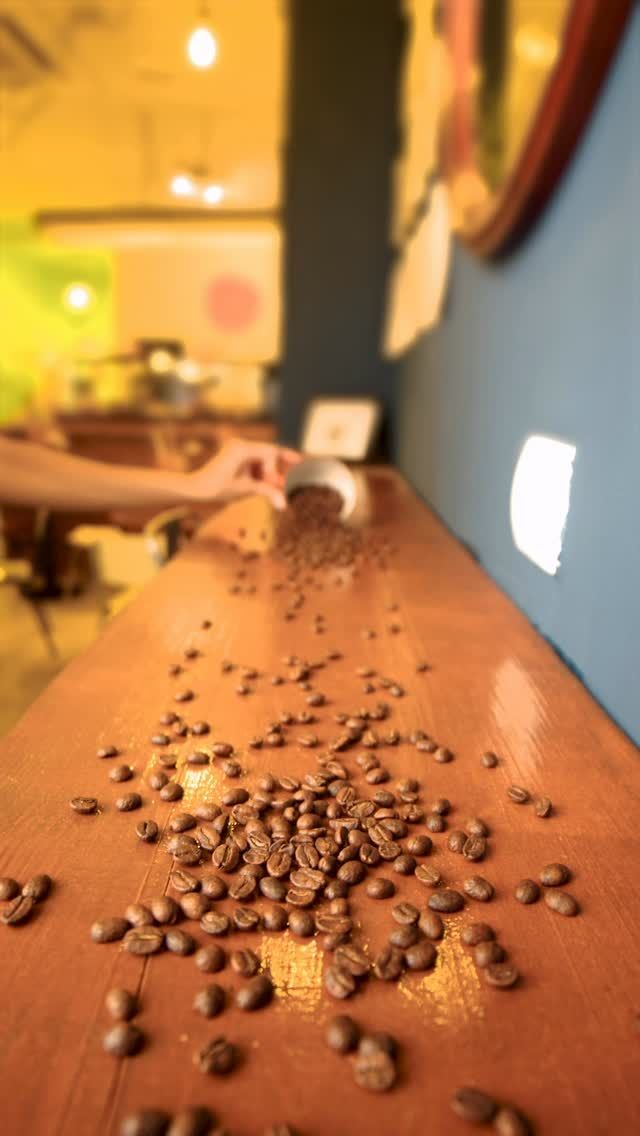 English version below 
✨ La mejor manera de empezar la semana es con un buen café de especialidad en Doux Amer ☕
Ven a disfrutarlo en Cabanyal o en el centro, te esperamos con buena vibra y aroma a café. 🤎

——————————
✨ The best way to start the week is with a delicious specialty coffee at Doux Amer ☕
Join us in Cabanyal or in the city center — we’re waiting for you with good vibes and the smell of fresh coffee. 🤎