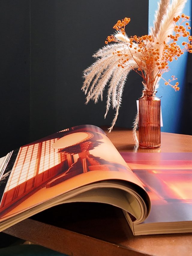 English version ⬇️ 
🧡 Cada detalle invita a detenerse un instante.
 Una mesa, un jarrón con flores secas y una revista abierta que nos transporta lejos…
 En Doux- Amer, creemos que el café también es un ritual: una pausa para reconectar, inspirarte y disfrutar del momento.
Porque el arte, el diseño y el aroma del café también se leen entre líneas ☕✨
📍 Doux- Amer, Centro & Cabanyal
———————————
🇬🇧
🧡 Every detail invites you to slow down.
 A table, a vase with dried flowers, and an open magazine that takes us somewhere far away…
 At Doux- Amer, we believe coffee is also a ritual, a pause to reconnect, get inspired, and enjoy the moment.
Because art, design, and the scent of coffee can also be read between the lines ☕✨
📍 Doux- Amer , Center & Cabanyal