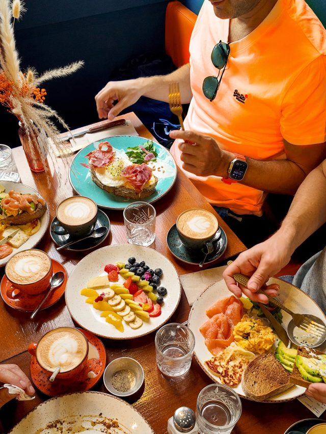 English version ⬇️ 
Nuevo lunes, nuevas energías ✨
En Doux-Amer servimos el mejor brunch de la ciudad: fresco, vibrante y siempre un poco improvisado para mantener la magia 🍳🥑
Empieza tu semana con sabor, creatividad y puro confort en cada plato ☕️
Te esperamos en Doux-Amer 💛

⸻

New Monday, new vibes ✨
At Doux-Amer we serve the city’s best brunch, fresh, vibrant and always a little improvised to keep the magic alive 🍳🥑
Start your week with flavour, creativity and comfort on a plate ☕️
See you at Doux-Amer 💛