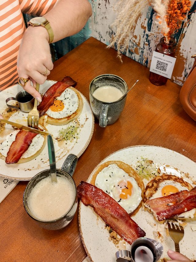 English version ⬇️ 
🥞✨ Brunch con alma.
 Dos pancakes dorados, huevos al punto, bacon crujiente y el toque dulce del sirope de arce.
 Un equilibrio perfecto entre sabor, textura y ese placer que solo se encuentra en los pequeños detalles.
En Doux-Amer, cada plato es una experiencia pensada para disfrutar sin prisa ☕🧡
📍 Doux-Amer — Centro & Cabanyal
———————————
🇬🇧
🥞✨ Brunch with soul.
 Two golden pancakes, perfectly fried eggs, crispy bacon, and the sweet touch of maple syrup.
 A perfect balance of flavor, texture, and the simple joy of slow mornings.
At Doux-Amer, every dish is an experience made to be savored slowly ☕🧡
📍 Doux-Amer , Center & Cabanyal