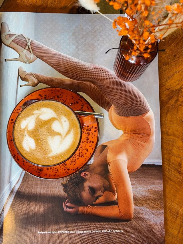 English version ⬇️ 

🌀☕ A veces, el café también baila.
 Una imagen, una pausa, un instante que gira despacio alrededor de una taza.
En Doux-Amer creemos que el arte también se bebe,
 que hay mañanas que se leen, se miran y se saborean.
Déjate envolver.
 Hoy, el centro es tu café.
📍 Doux-Amer Café / Centro y Cabanyal
#DouxAmer #CaféDeEspecialidad #ValenciaCoffee CoffeeAndArt MomentoDouxAmer ArteYCafé FlatWhite CozyVibes CaféConEncanto SlowLife DetallesQueInspiran ValenciaCafe
———————

🌀☕ Sometimes, coffee dances too.
 An image, a pause, a moment slowly turning around a cup.
At Doux-Amer, we believe art can be tasted,
 and some mornings are meant to be read, watched and sipped.
Let yourself be wrapped in it.
 Today, coffee is the centre of everything.
📍 Doux-Amer Café / Center and Cabañal
DouxAmer SpecialtyCoffee ValenciaCafe CoffeeAndArt FlatWhite CozyMoments SlowLiving CoffeeCulture ValenciaVibes SimpleMagic