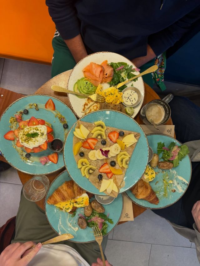 English version ⬇️ 

☕🍳 ¿Buscas el brunch perfecto? ¡En Doux Amer Café te estamos esperando!
Abrimos todos los días de 9:00 a 16:00, y la cocina cierra a las 15:30.
Ven a disfrutar de un buen café, platos deliciosos y un ambiente acogedor — ¡te esperamos!
————————————————————

☕🍳 Looking for the perfect brunch? We’re ready for you at Doux Amer Café!
We open every day from 9:00 to 16:00, and the kitchen closes at 15:30.
Come enjoy great coffee, delicious plates, and a warm atmosphere — we’re waiting for you!