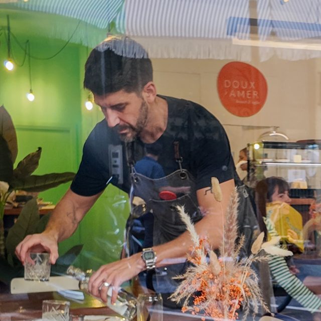 Reflejos que cuentan historias ✨

A través del cristal, la cafetería se refleja viva y cálida, mientras Pedro recoge las mesas con la misma calma con la que empezó el día. Porque en Doux Amer, cada detalle importa, desde el primer café hasta el último gesto del día ☕🧡

———————————

Reflections that tell stories ✨

Through the glass, the café glows softly while Pedro tidies up the tables with the same calm that opened the day. At Doux & Mer, every detail matters, from the first coffee to the last gesture of the day
☕🧡

#DouxAmer #CafeDeEspecialidad #ValenciaCafe #DouxAndMer #CoffeeVibes
#CoffeeCulture #CafeValencia #SpecialtyCoffee #CoffeeLovers #SlowMoments
#BrunchValencia #LocalCafe