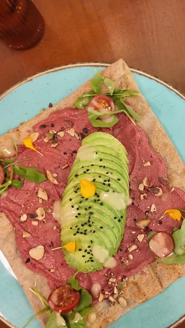 English version ⬇️ 
Crujiente, sabrosa y gluten free: así es nuestra Galette ruby hummus.
 Un clásico francés reinterpretado en versión Doux-Amer, para que todos puedan disfrutarla sin preocupaciones. ✨
Ideal para quienes no toman gluten… y para quienes simplemente quieren algo realmente delicioso.
 🎄 Esta Navidad, tu momento dulce empieza en Doux.
📍 Doux-Amer Café / Centro y Cabañal
#DouxAmer #BrunchValencia #SinGluten GlutenFree CaféDeEspecialidad ValenciaFoodies NavidadEnDoux BrunchTime FoodLovers CozyVibes
————————-
Crispy, flavourful and gluten free: this is our Galette ruby hummus.
 A French classic reimagined the Doux-Amer way,  so everyone can enjoy it without worries. ✨
Perfect for those avoiding gluten… and for anyone who loves something truly delicious.
 🎄 This Christmas, your sweet moment begins at Doux.
📍 Doux-Amer Café / Center and Cabañal
DouxAmer BrunchValencia GlutenFree SpecialtyCoffee ValenciaCafe ChristmasAtDoux BrunchTime FoodCulture CozyMornings ValenciaVibes