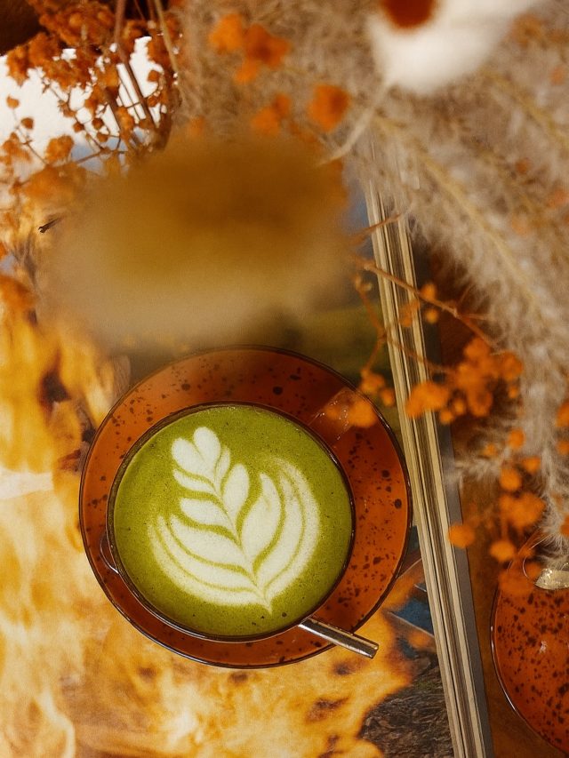 English version ⬇️ 
Un té matcha visto desde arriba, reposando sobre una página que arde en tonos fuego… rodeado de plantas secas que parecen guardar el calor del otoño.
 Ese contraste nos recuerda algo sencillo: en los días fríos, siempre buscamos el abrazo tibio de una taza. 🍵✨
En Doux-Amer, ese momento también es tuyo.
 🎄 Esta Navidad, tu momento dulce empieza en Doux.
📍 Doux-Amer Café / Centro y Cabañal
#DouxAmer #CaféDeEspecialidad #ValenciaTea MatchaTime CozyVibes NavidadEnDoux TeaLovers BrunchValencia CalorInterior MomentoDoux

—————————-
An overhead matcha tea, resting on a magazine page glowing like fire… surrounded by warm-toned dried plants.
 It instantly evokes those cold days when all we want is to remember the feeling of warmth. 🍵✨
At Doux-Amer, that moment is yours too.
 🎄 This Christmas, your sweet moment begins at Doux.
📍 Doux-Amer Café / Center and Cabañal
DouxAmer SpecialtyTea MatchaLovers ValenciaCafe CozyMornings ChristmasAtDoux WarmMoments BrunchTime SlowLiving ValenciaVibes