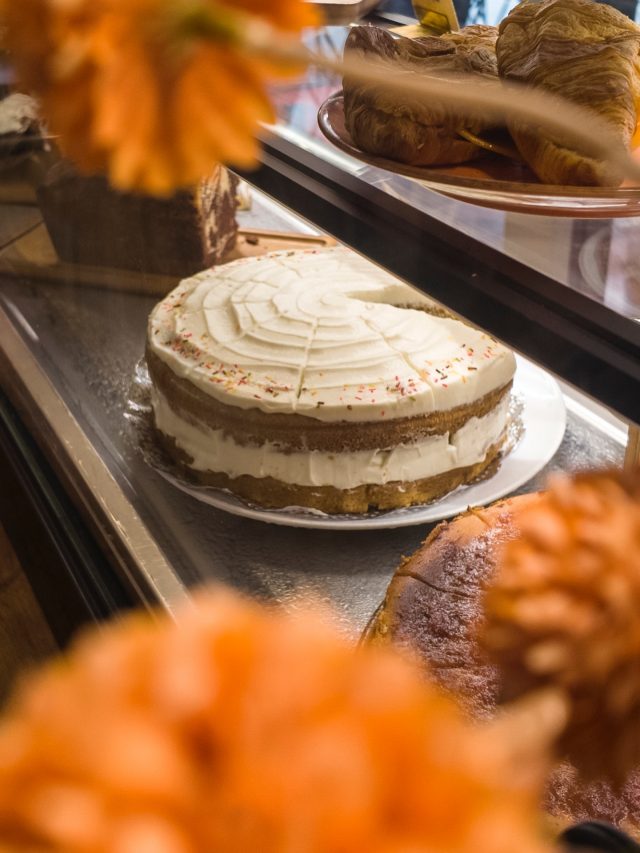 English version ⬇️ 
Una tarta entera, recién hecha y esperando a que alguien dé el primer bocado.
 Creada a mano por nuestros cocineros, con ese cariño que solo se nota cuando algo está hecho en casa… pero mejor. 🍰✨
En Doux-Amer, cada detalle tiene alma.
 🎄 Esta Navidad, tu momento dulce empieza en Doux.
📍 Doux-Amer Café / Centro y Cabañal
#DouxAmer #ReposteríaCasera #ValenciaFoodies CaféDeEspecialidad NavidadEnDoux SweetMoments BrunchValencia CozyVibes PasteleríaArtesanal

———————————————
A whole cake, freshly made and waiting for someone to take the first bite.
 Handcrafted by our kitchen team, with the kind of care you can only taste in something made slowly… and made with heart. 🍰✨
At Doux-Amer, every detail has soul.
 🎄 This Christmas, your sweet moment begins at Doux.
📍 Doux-Amer Café / Center and Cabañal