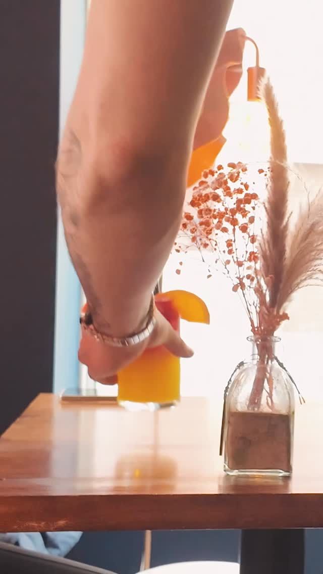 Hace frío, sí.
 Pero hay cosas que apetecen todo el año.
Nuestros Fresh Juices, como el de frutos rojos,
 son frescos, ligeros
 y se siguen pidiendo incluso en invierno.
Porque cuando algo está bueno de verdad,
 no entiende de estaciones.
📍 Doux-Amer Café / Centro y Cabañal