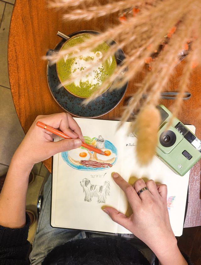 ¿Que te inspira?
 A veces basta con mirar,
 y dejar que las manos traduzcan lo que sentimos.
@maria_the_koi nos comparte su visión:
 un plato de nuestra carta, un perro que ladra
 y un té matcha que acompaña cada trazo.
Nos encanta ver cómo nuestros momentos Doux-Amer
 se transforman en creatividad. 🧡
📍 Doux-Amer Café / Centro y Cabañal
#DouxAmer #ArteEnLaMesa #InspiraciónDoux #TeaAndArt #valenciacoffee