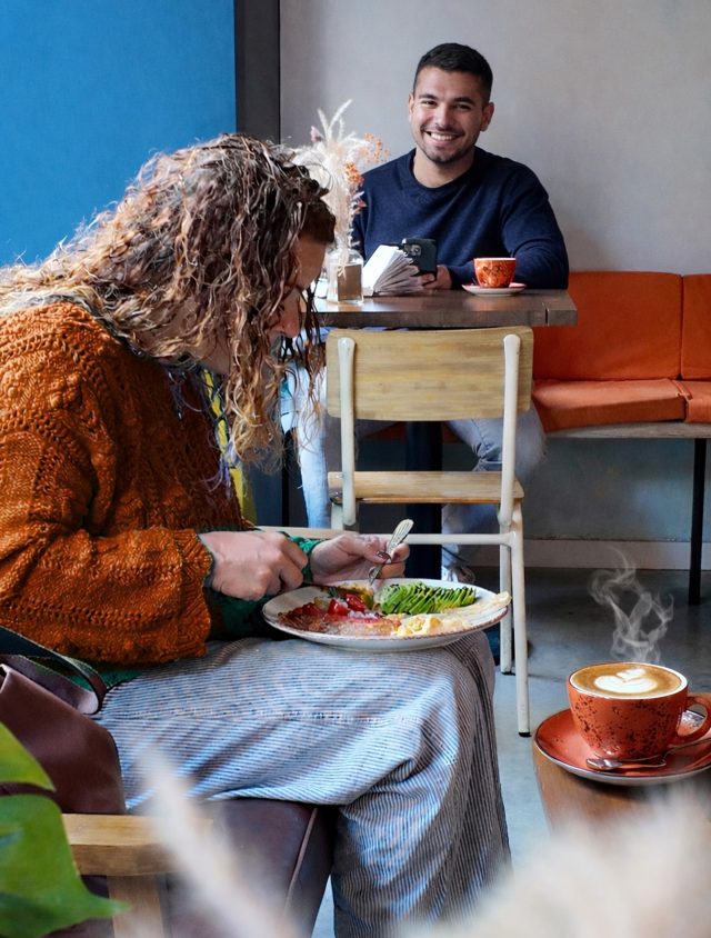 En mesa, en el sofá, sobre las rodillas o como a ti te apetezca.
No hay una sola forma correcta de disfrutar un plato.
Cada momento, a su manera.
En Doux-Amer, cada uno encuentra su estilo.
📍 Doux-Amer Café / Centro y Cabañal
#DouxAmer #CafeVibes #BrunchMood #FoodMoment #ComeATuRitmo