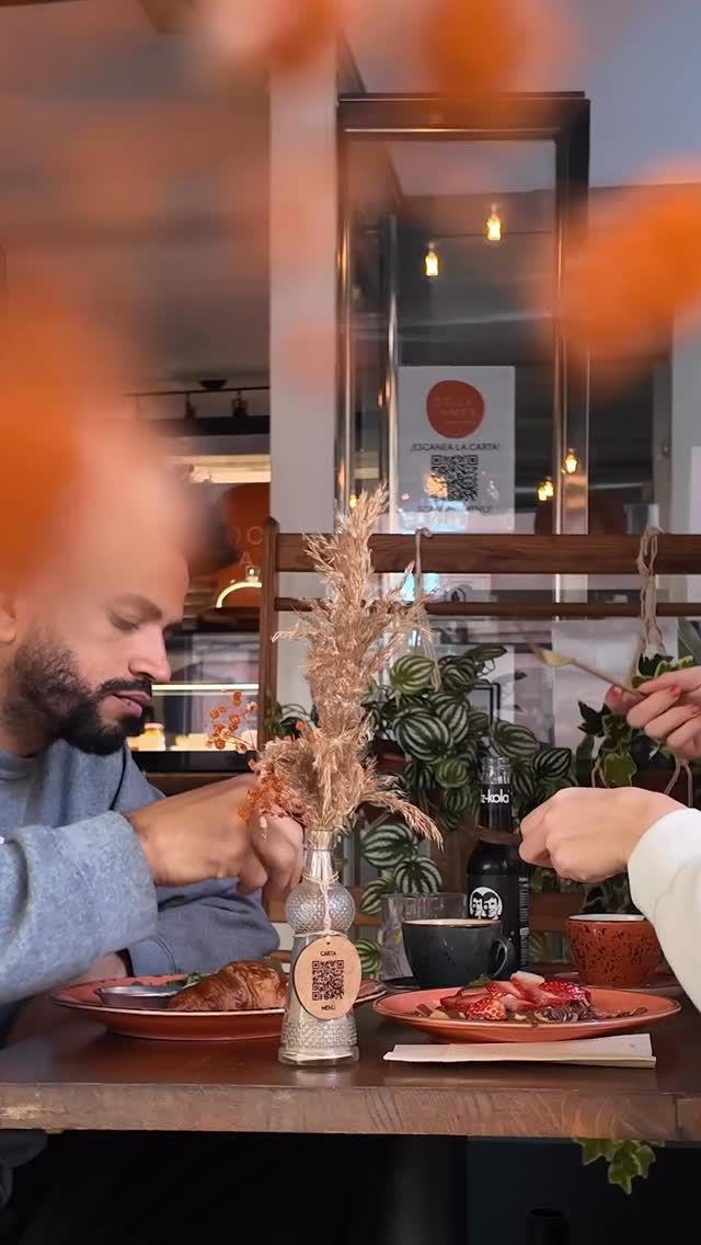 En Doux-Amer creemos que la comida no solo se disfruta… se comparte.
Y en ese gesto pequeño “prueba esto”, hay algo muy grande.
#DouxAmer #BrunchVLC #AmarEsCompartir #MomentosDouxAmer