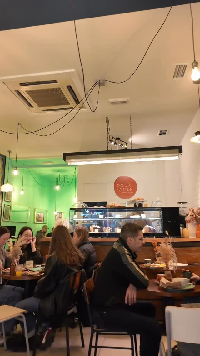 Hay días en los que no hace falta pensar demasiado.
 Solo despertar.
Un buen café,
 leche bien texturizada y el equilibrio justo.
Nuestro Flat White se prepara así:
 Simple, intenso y perfecto para cuando el día empieza a pedirte más.
📍 Doux-Amer Café / Centro y Cabañal