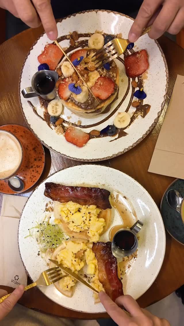 🇪🇸

Uno dulce.
Uno salado.

Si estás visitando la ciudad, este es tu brunch spot para probar los mejores pancakes de Valencia✈️☀️ 🇪🇸 😉 

🥞 Pancakes salados con huevos revueltos cremosos y beicon — energéticos, equilibrados, perfectos después de una mañana explorando la ciudad.
🍫 Peanutella Bomb Pancakes — esponjosos, reconfortantes y hechos para ese “wow” del primer bocado.

#ValenciaBrunch #VisitValencia #ValenciaCoffee #TravelSpain #FoodieTravel