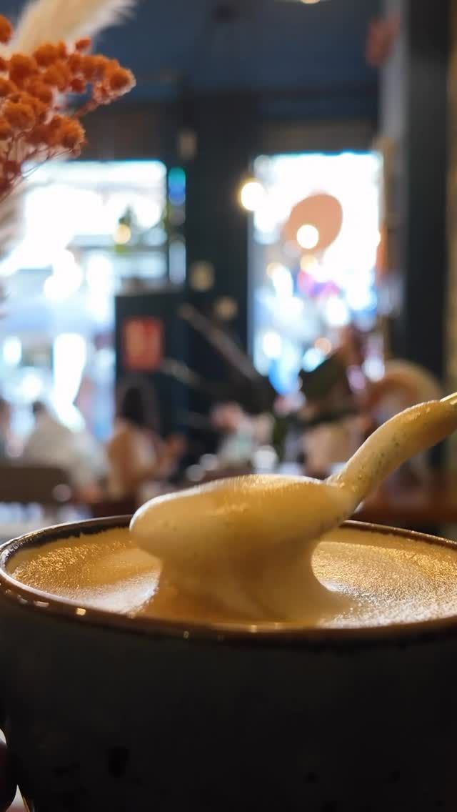 🇪🇸 
Textura.
Calma.
Y un café que se disfruta a otro ritmo.
En Doux-Amer, cada pausa sabe diferente.

⸻
🇺🇸 
Texture.
Calm.
And coffee meant to be enjoyed at a slower pace.
At Doux-Amer, every pause tastes different.

#CafeValencia #ValenciaCoffee #BrunchValencia #VisitValencia
#brunchvalencia