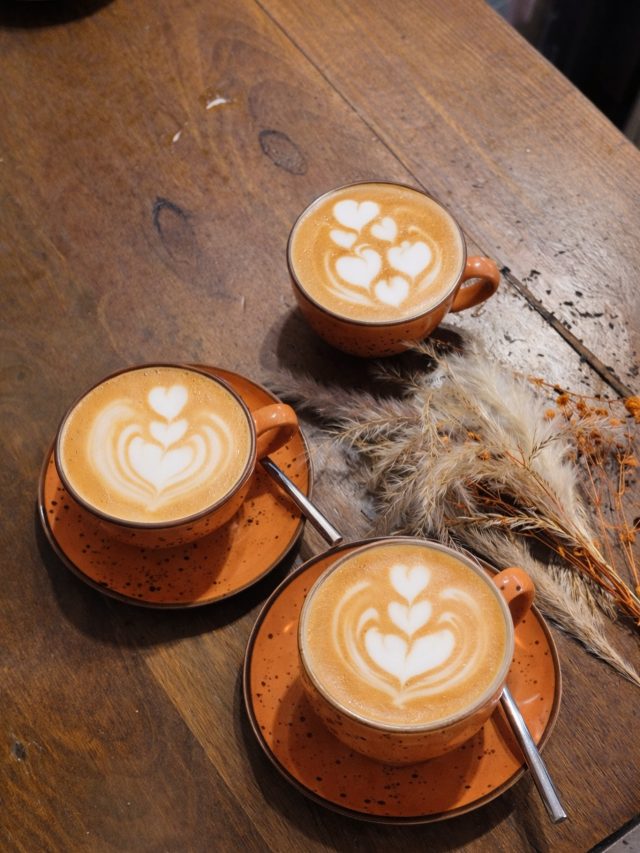 🇪🇸 

Descubre Valencia a otro ritmo.

Entre calles llenas de historia y luz mediterránea,
Doux-Amer es tu pausa perfecta.

Café de especialidad.
Texturas.
Calma en medio del viaje.

Un rincón donde viajeros y locales se encuentran.
Donde el tiempo se detiene, aunque solo sea por una taza.

Si estás explorando la ciudad,
haz una parada. Respira. Disfruta.

Valencia sabe mejor con café.

#DouxAmer #Valencia #VisitValencia #CafeValencia #SpecialtyCoffee

⸻

🇬🇧

Discover Valencia at a different rhythm.

Between historic streets and Mediterranean light,
Doux-Amer is your perfect pause.

Specialty coffee.
Texture.
Calm in the middle of your journey.

A corner where travelers and locals meet.
Where time slows down — even if just for one cup.

If you’re exploring the city,
stop by. Breathe. Enjoy.

Valencia tastes better with coffee.