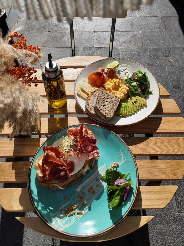 🇪🇸 Poco a poco estamos dejando atrás el invierno y apetece más que nunca salir a brunchear ☕✨

En Doux-Amer vienes a disfrutar sin prisas, con buen café, platos que apetecen a cualquier hora y un ambiente donde siempre te sientes bienvenido. Es punto de encuentro para amigos, parejas y viajeros. Nos movemos, es un vibe, es un mood, es comunidad 🤍

🇬🇧 Little by little we’re moving out of winter, and it feels so good to be out for brunch again ☀️

At Doux-Amer, it’s about enjoying good food and good company. Quality coffee, dishes you actually crave, and a space where everyone feels welcome. We move, it’s a vibe, it’s a mood, it’s a community ✨

#VisitValencia #ValenciaCity #ValenciaFood #BrunchValencia #LoveValencia