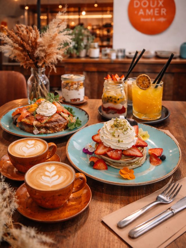 🇪🇸 
Un pequeño capricho que vale la pena. ☕🥞 

Nuestro café de especialidad viene de Brasil, suave y aromático.  En la mesa: nuestro Pistachio Lover Pancake, con fresas frescas, crema y pistacho. 

A veces lo único que necesitamos es disfrutar de comida deliciosa y un gran café. ✨ 

🇬🇧 
A little treat that’s worth it. ☕🥞 

Our specialty coffee comes from Brazil, smooth and aromatic.  On the table: our Pistachio Lover Pancake with fresh strawberries, cream and pistachio. 

Sometimes all you need is delicious food and great coffee. ✨ 

#VisitValencia #ValenciaBrunch #BrunchValencia #CoffeeValencia #valenciafood