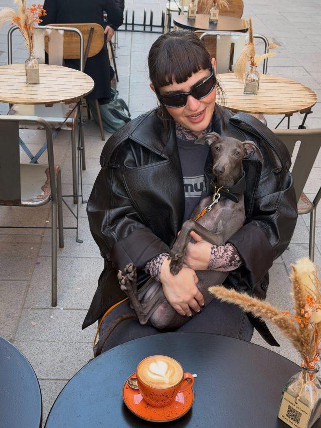 🇪🇸
En Doux-Amer somos pet friendly y nos encanta veros llegar con vuestros compañeros de cuatro patas. Para nosotros, el café y el brunch se disfrutan aún más cuando se comparten con buena compañía, y eso también incluye a vuestras mascotas.

Aquí siempre sois bienvenidos, tú y tu pet. 🐾☕

🇬🇧
At Doux-Amer, we are pet-friendly and we love seeing you arrive with your four-legged companions. Coffee and brunch are even better when shared with good company, and that includes your pets too.

You’re always welcome here, you and your pet. 🐾☕

#petfriendlyvalencia #brunchvalencia #valenciacoffee #dogfriendlycafe #visitvalencia