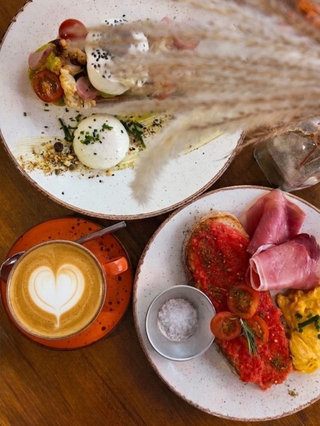 🇪🇸
Las Fallas, las calles llenas y nuestra comunidad.
En Doux-Amer, celebramos lo simple: café, gente y momentos compartidos. ☕🔥

#ValenciaBrunch #FallasValencia #BrunchValencia #VisitValencia #SpecialtyCoffee

🇬🇧
Las Fallas, full streets and our community.
At Doux-Amer, we celebrate the simple things: coffee, people, and shared moments. ☕🔥