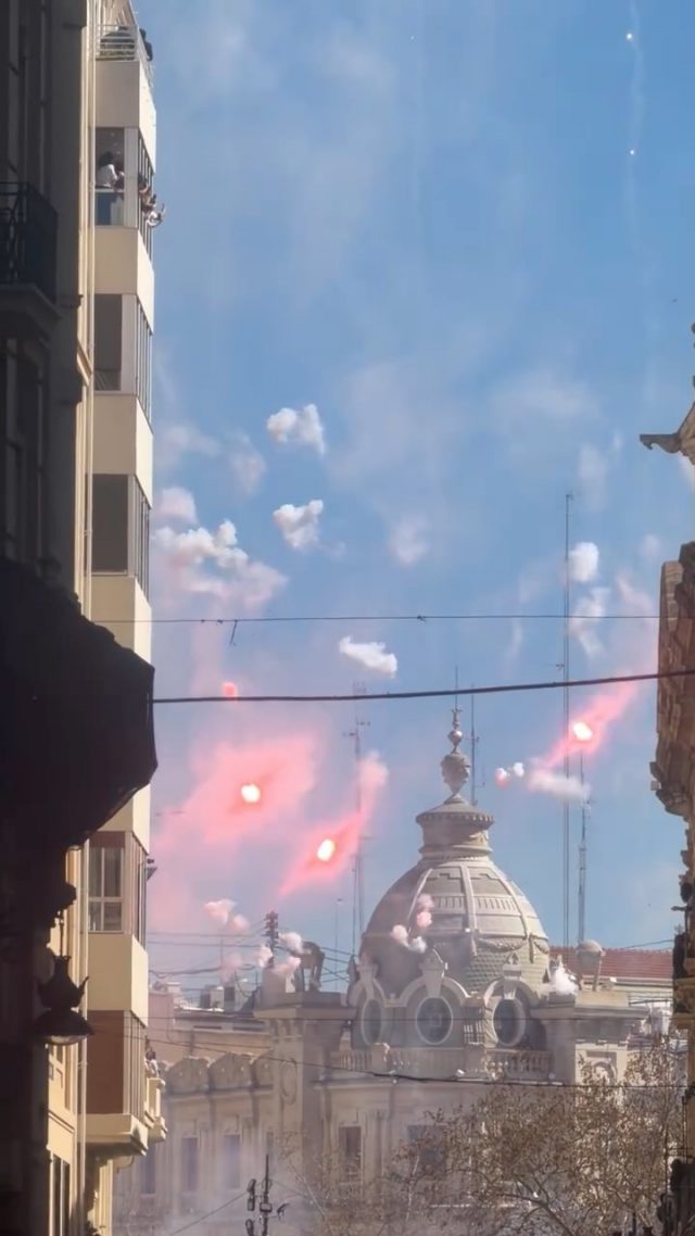 🇪🇸
En Doux-Amer vivimos Las Fallas con fuego, energía y comunidad.
Entre petardos y luces, ven a compartir y disfrutar el momento con nosotros.

🇬🇧
At Doux-Amer, we experience Las Fallas with fire, energy, and community.
Between fireworks and lights, come share and enjoy the moment with us.

#ValenciaLife #VisitValencia #FallasValencia #SpainTravel #ValenciaCity
