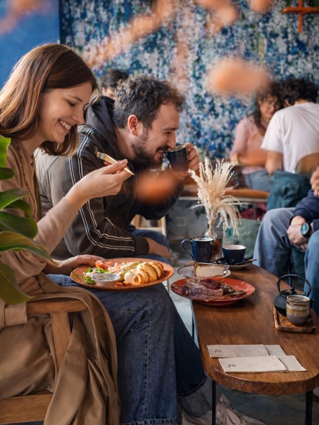 🇪🇸 
Nuestra comunidad es lo que hace de cada momento algo especial. 
Entre risas, café y pequeños detalles, creamos un lugar donde todos se sienten en casa. 
Gracias por ser parte de esta energía tan bonita que compartimos cada día en Doux-Amer. 

🇬🇧 
Our community is what makes every moment special. 
Between laughter, coffee, and the little details, we create a place where everyone feels at home. 
Thank you for being part of this beautiful energy we share every day at Doux-Amer. 

#ValenciaCoffee #CafeCulture #BrunchTime #DouxAmer #valencialifestyle