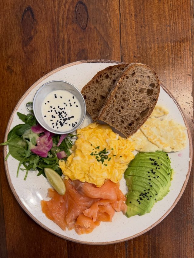 🇪🇸 
En Doux-Amer todo empieza con el tueste perfecto. 
Café con sabor, hecho con pasión. 
Te esperamos ☕ 

🇬🇧 
At Doux-Amer, it all starts with the perfect roast. 
Coffee full of flavor, made with passion. 
We’re waiting for you ☕ 

#valenciacoffee #brunchvalencia #specialtycoffee #visitvalencia #coffeelover