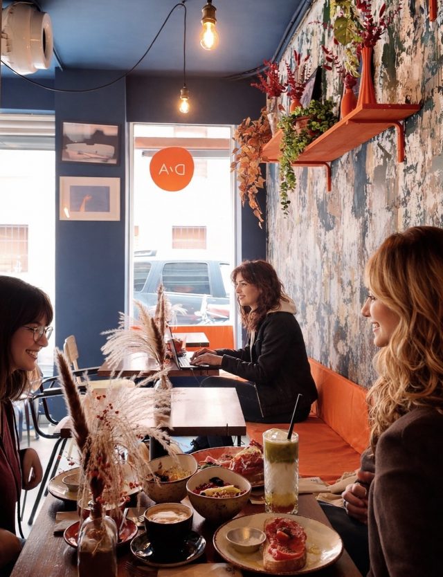 🇪🇸 
La primavera empieza a sentirse… ☀️🌿 
Más luz, más sonrisas, y momentos que se alargan alrededor de la mesa. 
En Doux-Amer, celebramos los nuevos comienzos con buen café, brunch y la mejor compañía. 

🇬🇧 
Spring is finally in the air… ☀️🌿 
More light, more smiles, and longer moments shared around the table. 
At Doux-Amer, we celebrate new beginnings with great coffee, brunch, and the best company. 

#ValenciaBrunch #SpringVibes #CoffeeTime #VisitValencia #brunchlife