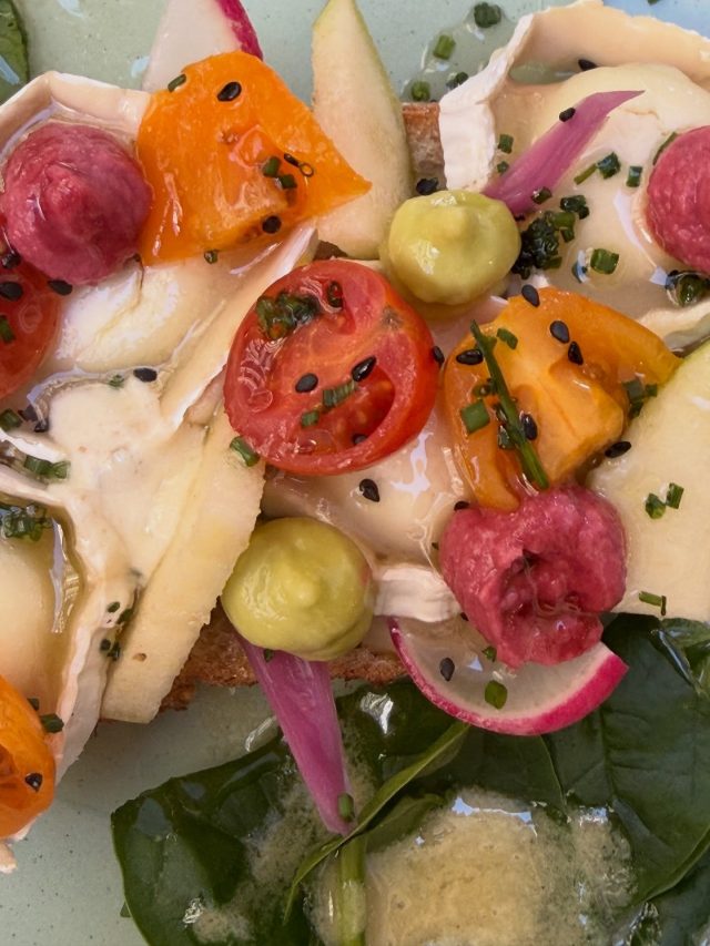 🇪🇸 Primavera en un plato 🌸
Colores que alegran el día.

🇬🇧 Spring in a plate 🌼
A splash of color for your morning.

#ValenciaVibes #VisitValencia #DouxAmerBrunch #CoffeeTime #SpringMood