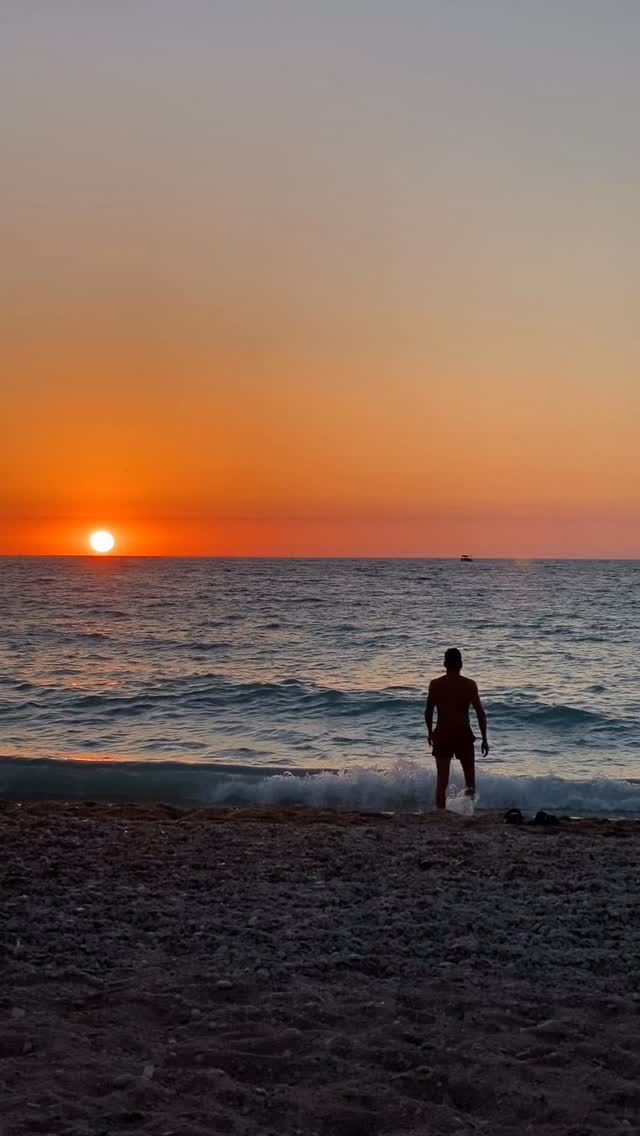 🇪🇸
Luz suave, colores intensos.
Ese tipo de amanecer que te hace bajar el ritmo sin pedir permiso.

Sin filtros, solo el cielo haciendo lo suyo, naranja profundo despertando el día, con la primera luz colándose entre la hierba.

Hay momentos que no necesitan más. Solo mirar… o venir a vivirlo con un buen brunch en Doux-Amer. ☕🥐

🇬🇧
Soft light, loud colors.
The kind of sunrise that makes you slow down without asking.

No filter, just the sky doing its thing, deep orange waking up the day, with the first light slipping through the wild grass.

Some moments don’t need more. Just look… or come enjoy it with a proper brunch at Doux-Amer. ☕🥐

#VisitValencia #ValenciaCity #ValenciaLife #DiscoverValencia #valenciaspain