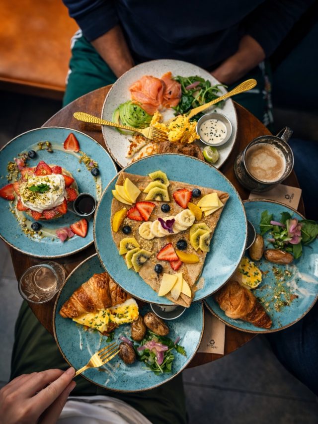 🇪🇸
Mañanas doradas, platos para compartir y ese brunch que se convierte en un momento ✨

Desde frutas frescas hasta huevos perfectamente preparados y croissants mantecosos, cada detalle está pensado para disfrutarse sin prisa… y en buena compañía.

En Doux Amer, el brunch no es solo una comida es un ritual.

🇬🇧
Golden mornings, shared plates, and the kind of brunch that turns into a moment ✨

From fresh fruits to perfectly folded eggs and buttery croissants, every detail is made to be enjoyed slowly… together.

At Doux Amer, brunch isn’t just a meal it’s a ritual.

#BrunchValencia #DouxAmer #ValenciaFood #BrunchVibes #foodiespain