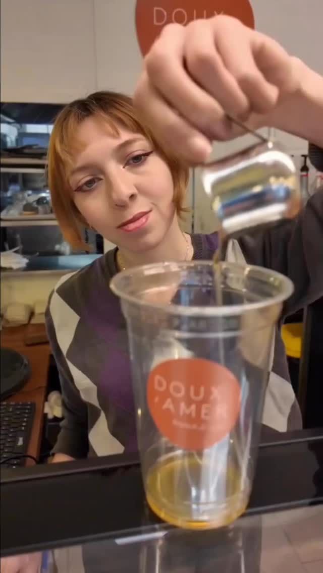 🇪🇸 
La primavera ya está aquí, y con ella llegan los días soleados, las terrazas llenas de vida… y las bebidas fresquitas que tanto apetecen. 

En Doux Amer, celebramos la temporada con una selección de bebidas frías pensadas para refrescarte y acompañar cada momento del día. Ya estamos preparando nuestras limonadas caseras y una bebida especial de maracuyá, fresca, ligera y perfecta para el buen tiempo. 

Pásate, siéntate y disfruta del sabor de la primavera con nosotros. 

🇬🇧 
Spring is finally here, bringing sunny days, lively terraces… and the kind of refreshing drinks we all crave. 

At Doux Amer, we’re celebrating the season with a selection of cold drinks designed to keep you cool and elevate your day. Our homemade lemonades are back, along with a special passion fruit drink, fresh, light, and perfect for warm weather. 

Come by, sit back, and enjoy the taste of spring with us. 

#Valencia #VisitValencia #ValenciaTourism #BrunchValencia #coffeevalencia