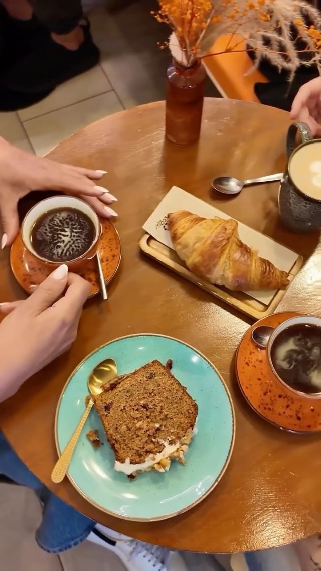🇪🇸 Dos cafés.
Algo dulce al lado.
Y una mesa que nunca está vacía por mucho tiempo.

Caras conocidas, nuevas conversaciones,
y momentos que se quedan un rato más.

🇬🇧 Two coffees.
Something sweet.
A table that brings people together.

📍 Café / Centro y Cabañal
#DouxAmer #ValenciaCoffee #CafeValencia #BrunchValencia #VisitValencia ☕🧡