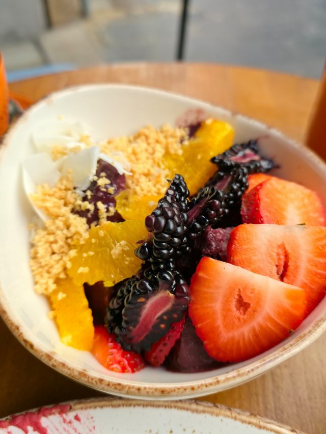 🇪🇸
Tenemos bowls para todos los gustos, hechos con ingredientes frescos y llenos de sabor. Desde nuestro bowl de açaí, fresco y energético, hasta el de yogur, ligero y cremoso. Si te gusta algo más reconfortante, prueba nuestros bowls de avena, ya sea con chocolate para un toque dulce o con spirulina para algo más nutritivo y diferente.

Ven a probarlos y encuentra tu favorito 🥣✨

🇬🇧
We’ve got bowls for every mood, made with fresh ingredients and full of flavor. From our refreshing açaí bowl to our creamy yogurt bowl. If you’re into something more comforting, try our oatmeal bowls, either with chocolate for a sweet touch or spirulina for a healthier twist.

Come try them and find your favorite 🥣✨

#VisitValencia #ValenciaFood #BrunchValencia #ValenciaLife #foodievalencia
