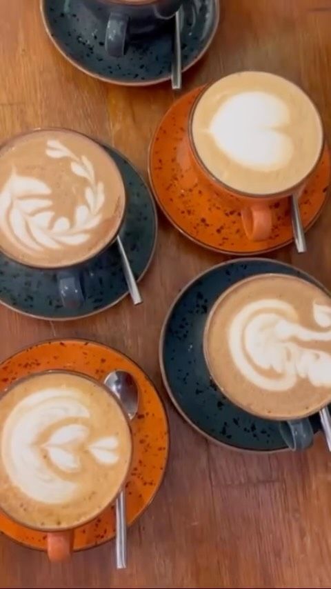 🇪🇸
No somos solo una cafetería, somos un lugar donde la gente se siente en casa. Aquí conocemos a nuestros clientes, los cuidamos, y con el tiempo… se convierten en parte de la familia.

Nuestro café es especial, con diferentes variedades y sabores para cada gusto. Siempre hay algo nuevo por descubrir, algo que te hace volver.

Ven a vivir la experiencia, no es solo café… es un momento.

🇬🇧
We’re not just a coffee shop, we’re a place where people feel at home. We get to know our customers, we take care of them, and over time… they become part of the family.

Our coffee is something special, with different varieties and flavors for every taste. There’s always something new to discover, something that keeps you coming back.

Come for the coffee, stay for the feeling.
#BrunchValencia
#CoffeeLovers
#ValenciaCafe
#SpecialtyCoffee
#visitvalencia