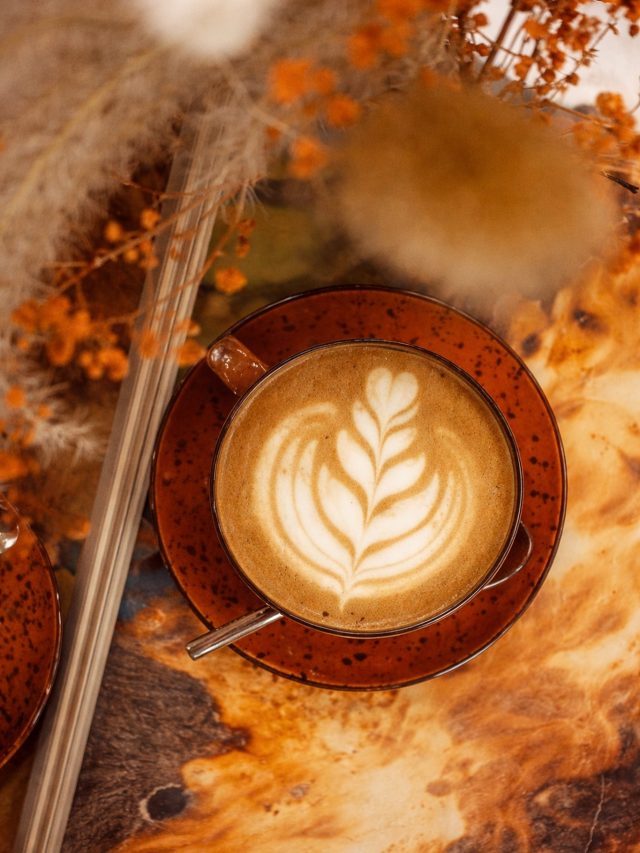 🇪🇸 
El café es más que una bebida, es un viaje 🌍☕️ 

En nuestra casa trabajamos con café de especialidad, seleccionado con cuidado desde origen. Nuestros granos vienen de Etiopía, Brasil, Perú y Nicaragua, cada uno con su propio carácter, aroma y esencia. 

Desde notas afrutadas y florales hasta perfiles más intensos y achocolatados… aquí cada taza cuenta una historia. 

Ven a descubrir cuál es la tuya 🤍 

🇬🇧 
Coffee is more than a drink, it’s a journey 🌍☕️ 

In our home, we serve specialty coffee, carefully sourced from origin. Our beans come from Ethiopia, Brazil, Peru, and Nicaragua, each with its own unique character, aroma, and flavor profile. 

From fruity and floral notes to deeper, chocolatey profiles… every cup tells a story. 

Come discover yours 🤍 

#specialtycoffee #coffeelovers #thirdwavecoffee #coffeetime #visitvalencia