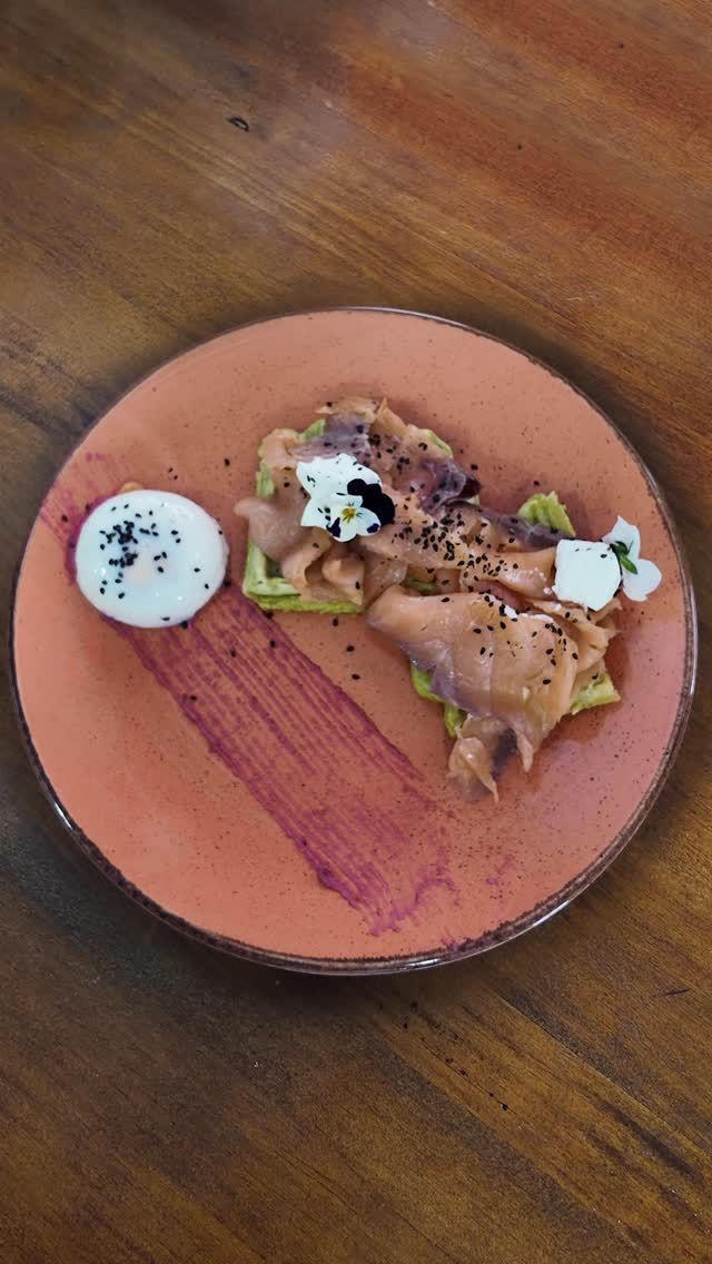 🇪🇸
Nuestro brunch no es simple.
Es elaborado, sofisticado, lleno de matices y sabores que se sienten en cada bocado.

Hay opciones para todos: sin gluten, veganas, vegetarianas…
pero siempre con carácter, con intención, y mucho sabor.

🇬🇧
Our brunch is not simple.
It’s sophisticated, layered, and full of bold flavors in every bite.

There’s something for everyone — gluten-free, vegan, vegetarian options…
but always with character, intention, and real taste.

#ValenciaBrunch #BrunchValencia #FoodWithCharacter #ValenciaFood #CafeValencia