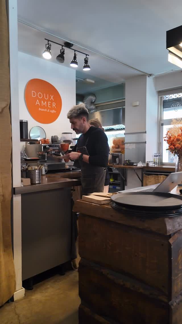 🇪🇸
El naranja no es solo un color para nosotros.
Es energía, es calidez, es ese primer rayo de sol que te despierta por la mañana.

Cuando creamos nuestro espacio, queríamos algo que se sintiera vivo, cercano y lleno de intención. El naranja representa todo eso: conexión, creatividad y buen ambiente.

En este video te contamos por qué lo elegimos y qué significa realmente para nosotros. 🧡

🇬🇧
Orange isn’t just a color for us.
It’s energy, warmth, and that first ray of sunlight that wakes you up in the morning.

When we created our space, we wanted something that felt alive, welcoming, and intentional. Orange represents all of that: connection, creativity, and good vibes.

In this video, we explain why we chose it and what it truly means to us. 🧡

#VisitValencia #ValenciaCity #LoveValencia #ValenciaGastronomy #valenciafoodie