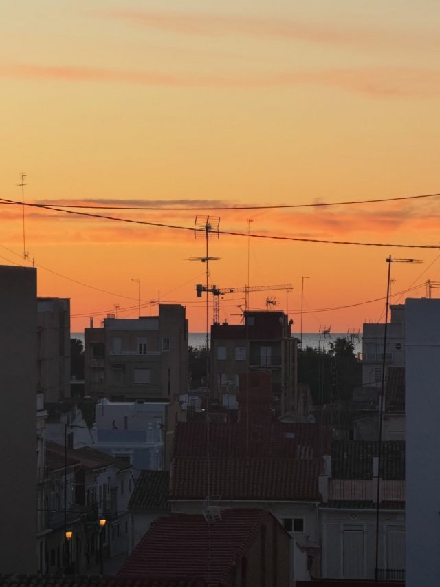 🇪🇸 🌅 Hay algo especial en el amanecer… sin ruido, sin prisas, solo un comienzo suave.

Así son nuestras mañanas. Los primeros cafés preparados con calma, la cocina despertando poco a poco, la luz entrando en cada rincón. No es solo café, es la forma de empezar el día.

Si vienes temprano, lo vas a sentir… esa calma, esa pausa, ese momento antes de que todo empiece ☕✨

🇬🇧 🌅 There’s something special about sunrise… no noise, no rush, just a soft beginning.

That’s exactly how we like our mornings. The first cups poured with care, the kitchen waking up slowly, the light hitting every corner just right. It’s not just about coffee, it’s about how the day starts.

If you catch us early, you’ll feel it… that calm, that pause, that moment before everything begins ☕✨

#valencia #brunchvalencia #morningritual #coffeetime #startyourday