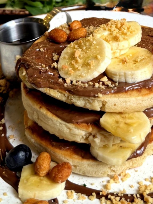 🇪🇸
Nuestra Peanutella Bomb Pancakes no vienen a jugar… vienen a obsesionarte 🤤
Capas esponjosas, crema de chocolate tipo Nutella, plátano fresco y ese toque crunchy de cacahuete que lo cambia todo.
Dulce, intenso, y totalmente adictivo.

¿Team compartir… o mejor no? 👀

🇬🇧
Our Peanutella Bomb Pancakes are not here to play… they’re here to take over 🤤
Fluffy layers, chocolate spread, fresh banana, and that crunchy peanut touch that hits different.
Sweet, rich, and seriously addictive.

Sharing… or not a chance? 👀

#valenciabrunch #valenciafood #brunchvalencia #foodievalencia #visitvalencia