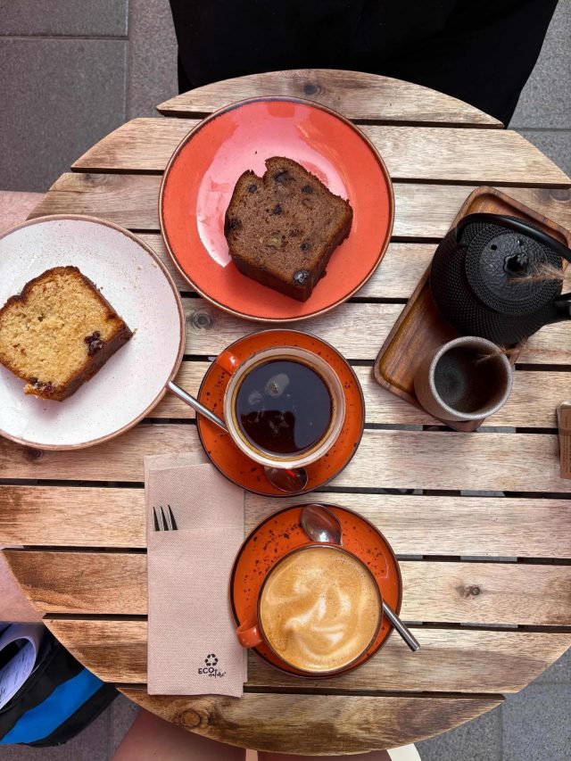 🇪🇸

Hay historias que nos recuerdan por qué hacemos lo que hacemos 🤍

Cuando abrimos nuestra cafetería, Amy y Ryan fueron de nuestros primeros clientes habituales. De esos que no solo vienen por el café, sino que se convierten en parte del lugar, de la energía, de nuestro día a día.

Con el tiempo se mudaron… y como muchos momentos bonitos, pensamos que ahí terminaba la historia.

Pero un año después, la vida los trajo de vuelta a Valencia y una de sus primeras paradas fue aquí, con nosotros.

Momentos así nos recuerdan que una cafetería nunca es solo café. Son las personas, las conexiones y los recuerdos que construimos juntos con el tiempo.

Amy & Ryan, tenerlos de vuelta se sintió como en casa. Los queremos mucho 🤍

🇬🇧

Some stories are the reason we do what we do 🤍

When we first opened our coffee shop, Amy and Ryan were among our very first regulars. The kind of people who don’t just come for coffee but become part of the place, part of the energy, part of our everyday life.

After some time, they moved away and like many beautiful chapters, we thought that was it.

But a year later, life brought them back to Valencia and one of their first stops was right here, with us.

Moments like this remind us that a coffee shop is never just about coffee. It’s about people, connections, and the memories we build together over time.

Amy & Ryan, having you back felt like home. We love you guys 🤍

#VisitValenciaTourism #Valencia #LoveValencia #BrunchValencia #cafevalencia