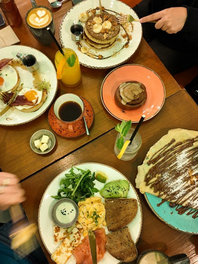 🇪🇸
Mañanas doradas, platos para compartir y ese brunch que se convierte en un momento ✨

Desde frutas frescas hasta huevos perfectamente preparados y croissants mantecosos, cada detalle está pensado para disfrutarse sin prisa… y en buena compañía.

En Doux Amer, el brunch no es solo una comida es un ritual.

🇬🇧
Golden mornings, shared plates, and the kind of brunch that turns into a moment ✨

From fresh fruits to perfectly folded eggs and buttery croissants, every detail is made to be enjoyed slowly… together.

At Doux Amer, brunch isn’t just a meal it’s a ritual.

#BrunchValencia #DouxAmer #ValenciaFood #BrunchVibes #foodiespain
