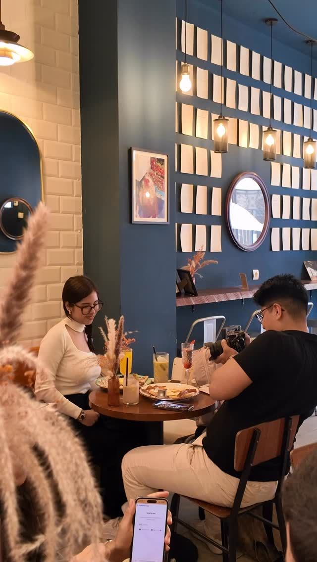 🇪🇸 
Más que café, es un lugar para venir, quedarte y sentirte bien. Buen café, brunch y un ambiente que invita a quedarse. 

🇬🇧 
More than coffee, it’s a place to come, stay, and feel good. Good coffee, brunch, and an atmosphere you’ll want to stay in. 

#ValenciaBrunch #BrunchValencia #ValenciaCoffee #VisitValencia #coffeelover