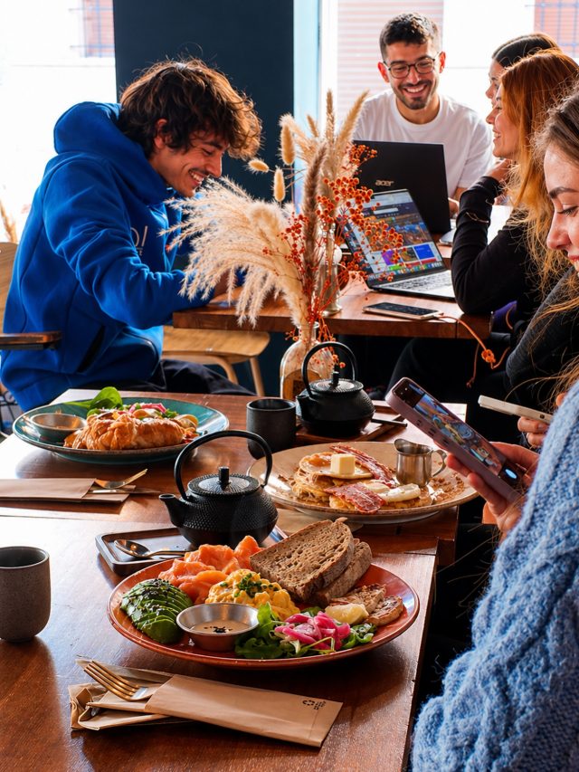 En Doux-Amer creemos que la comida no solo se disfruta… se comparte.
Y en ese gesto pequeño “prueba esto”, hay algo muy grande.
#DouxAmer #BrunchVLC #AmarEsCompartir #MomentosDouxAmer