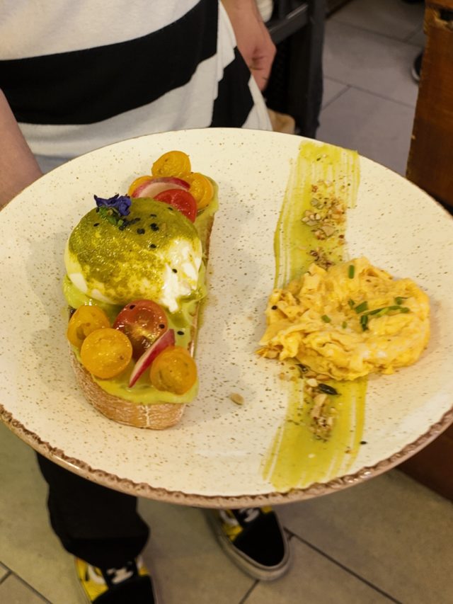 🇪🇸
Mañanas doradas, platos para compartir y ese brunch que se convierte en un momento ✨

Desde frutas frescas hasta huevos perfectamente preparados y croissants mantecosos, cada detalle está pensado para disfrutarse sin prisa… y en buena compañía.

En Doux Amer, el brunch no es solo una comida es un ritual.

🇬🇧
Golden mornings, shared plates, and the kind of brunch that turns into a moment ✨

From fresh fruits to perfectly folded eggs and buttery croissants, every detail is made to be enjoyed slowly… together.

At Doux Amer, brunch isn’t just a meal it’s a ritual.

#BrunchValencia #DouxAmer #ValenciaFood #BrunchVibes #foodiespain