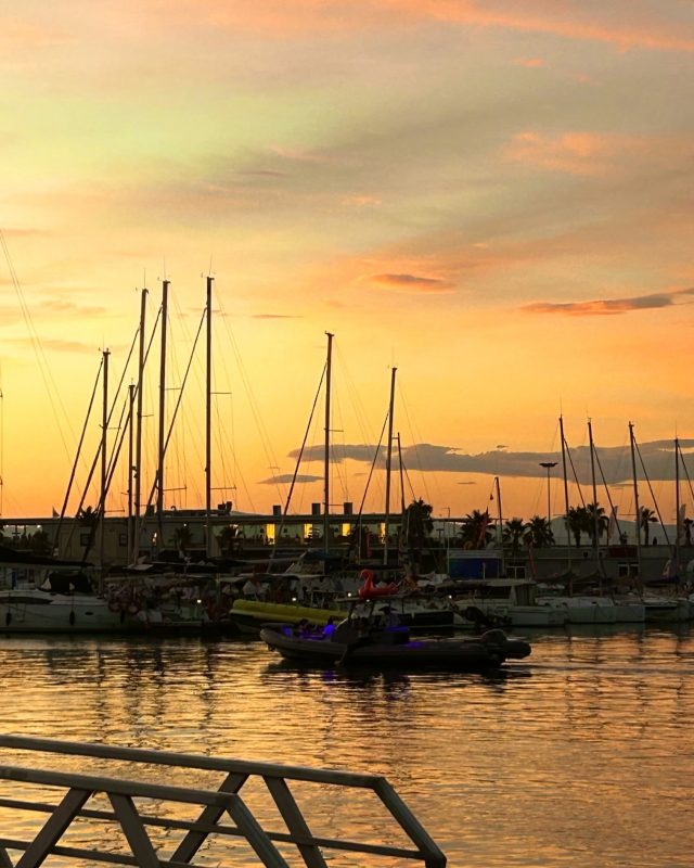 🇪🇸 🌅 Hay algo especial en el amanecer… sin ruido, sin prisas, solo un comienzo suave.

Así son nuestras mañanas. Los primeros cafés preparados con calma, la cocina despertando poco a poco, la luz entrando en cada rincón. No es solo café, es la forma de empezar el día.

Si vienes temprano, lo vas a sentir… esa calma, esa pausa, ese momento antes de que todo empiece ☕✨

🇬🇧 🌅 There’s something special about sunrise… no noise, no rush, just a soft beginning.

That’s exactly how we like our mornings. The first cups poured with care, the kitchen waking up slowly, the light hitting every corner just right. It’s not just about coffee, it’s about how the day starts.

If you catch us early, you’ll feel it… that calm, that pause, that moment before everything begins ☕✨

#valencia #brunchvalencia #morningritual #coffeetime #startyourdayoffright